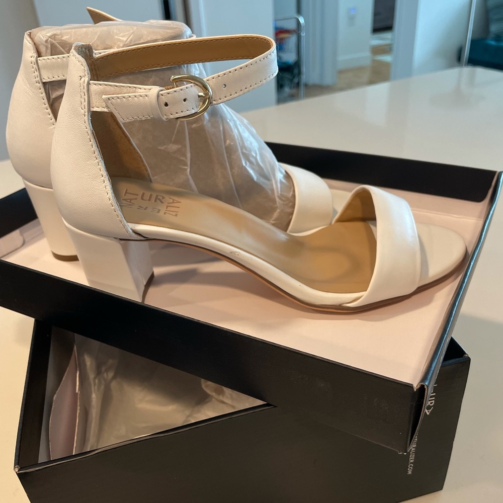 Never Worn Brand New W/Box Naturalizer White Pumps Sz 8